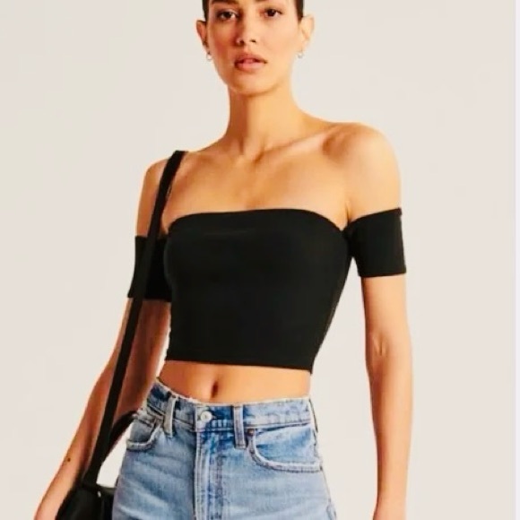 Abercrombie & Fitch Tops - 🌻 𝐀𝐛𝐞𝐫𝐜𝐫𝐨𝐦𝐛𝐢𝐞 & 𝐅𝐢𝐭𝐜𝐡 𝐁𝐥𝐚𝐜𝐤 𝐎𝐟𝐟-𝐒𝐡𝐨𝐮𝐥𝐝𝐞𝐫 𝐂𝐫𝐨𝐩 𝐓𝐨𝐩
